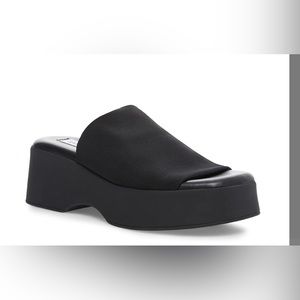 Steve Madden Slinky30 Shoe.